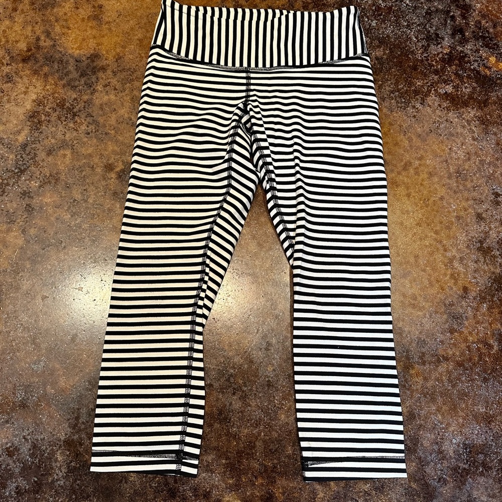Lululemon Wunder Under Crop 19” black and white stripes